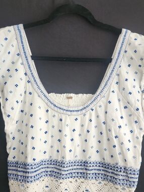 FREE PEOPLE White Scoop Neck Top Blue Embroidery Lace Detail